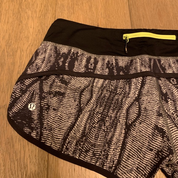 Lululemon Serpents Orignal speed short size 6 - Picture 3 of 6
